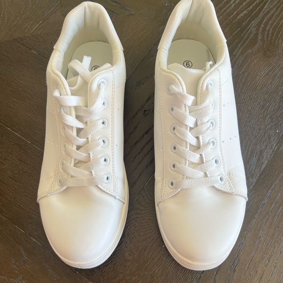 Trendy tennis shoes - Picture 11 of 13